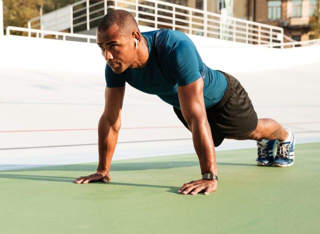 man doing push ups exercises to lose belly fat